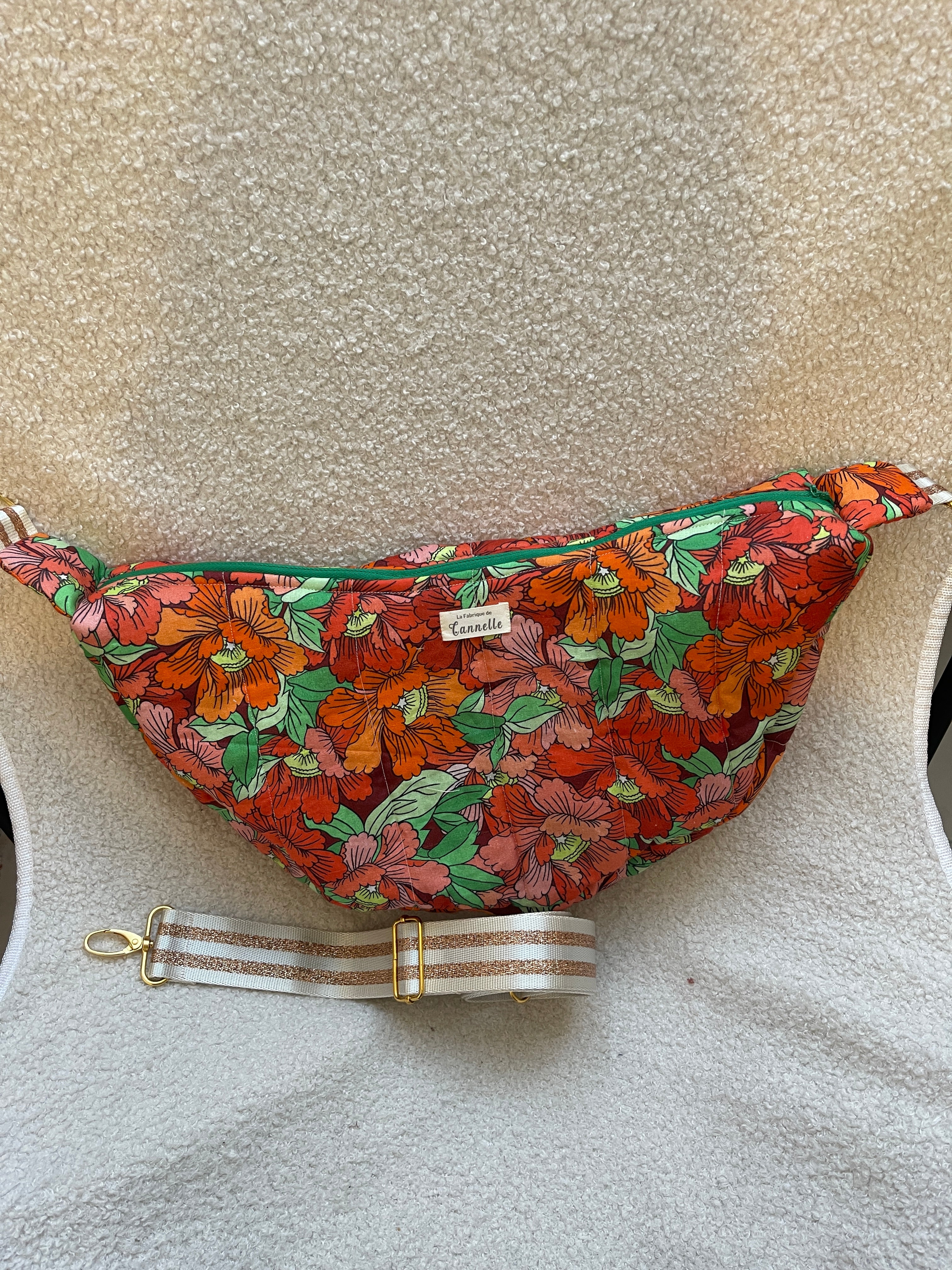 Sac demi-lune “Fleur Rouge”
